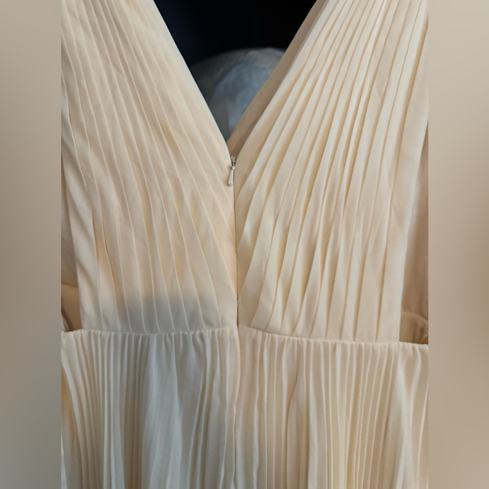 Fame and Partners Pleated V Neck dress - Picture 5 of 7